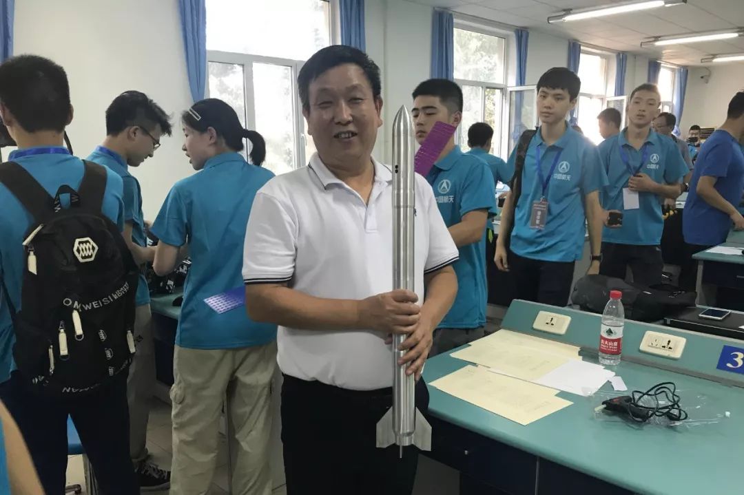 李功仁,男, 中共党员,庐江二中物理教师,教务处主任,县科协委员.